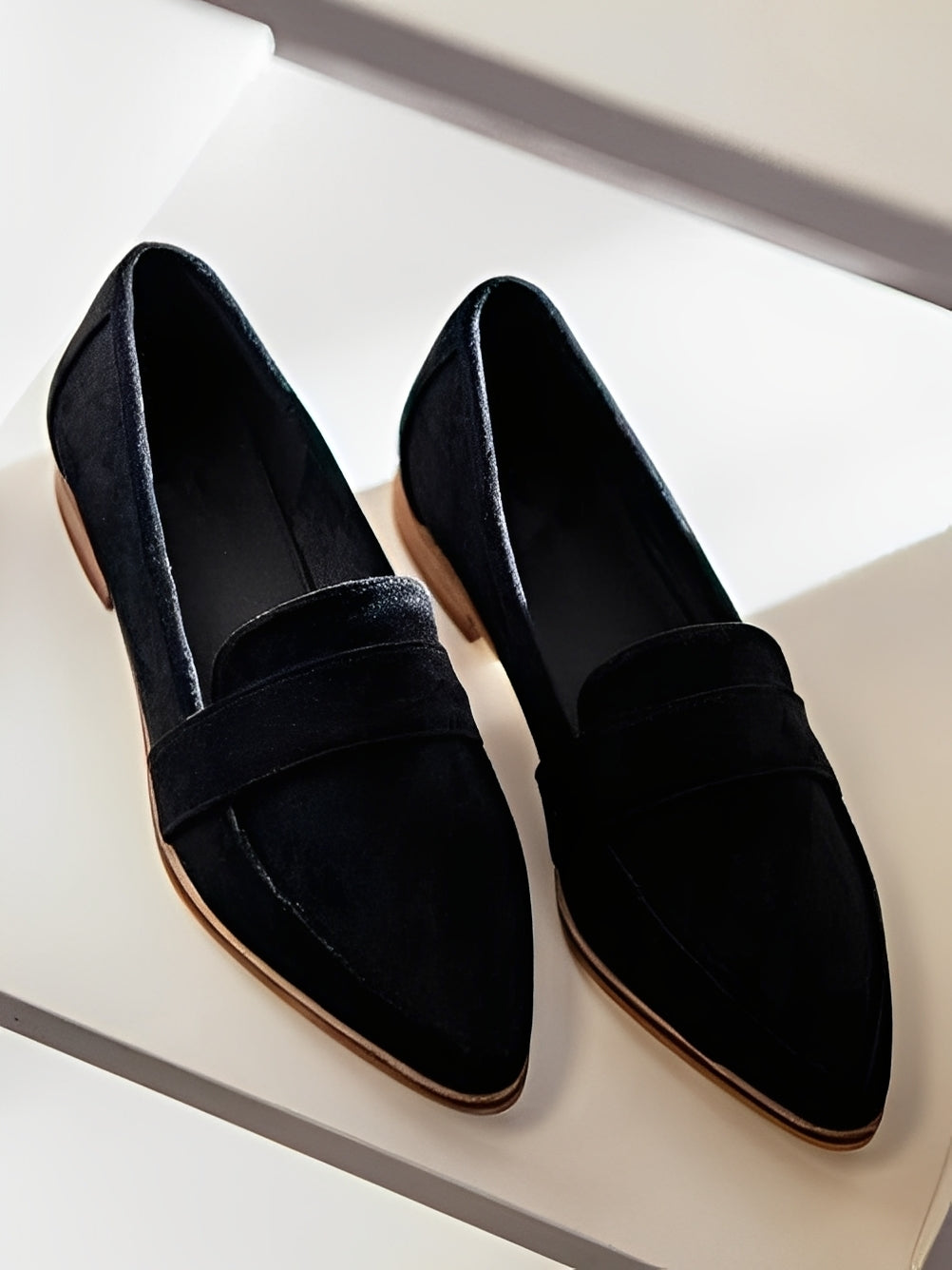 Christal - Elegantes zapatos de gamuza con punta para mujeres