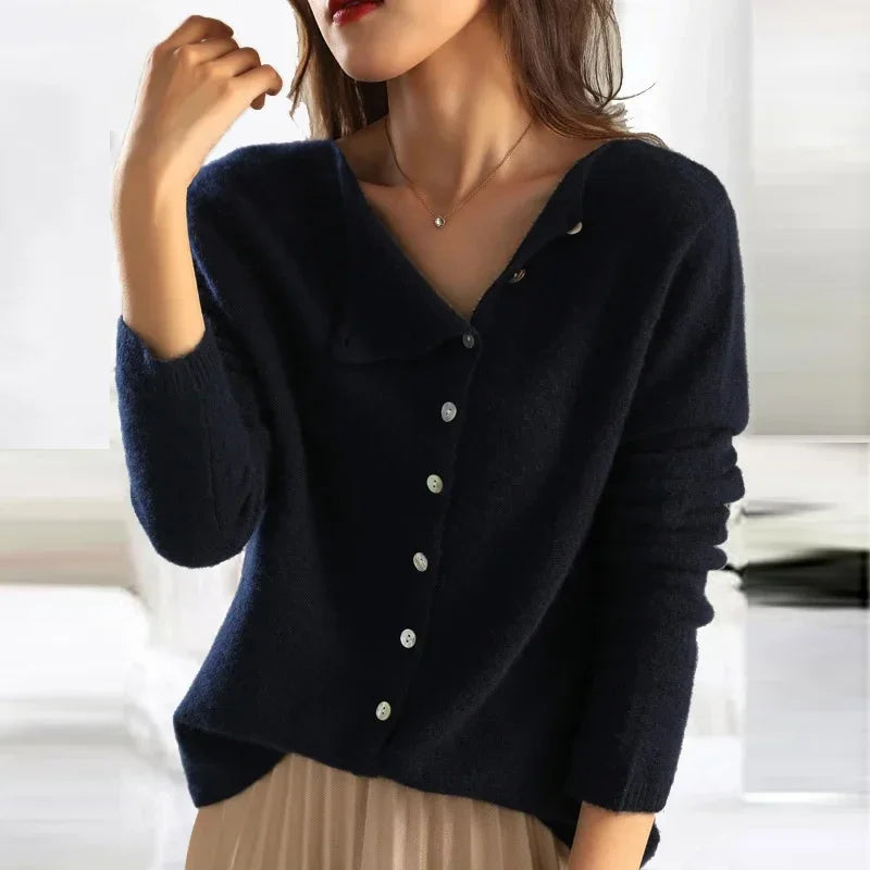Zuri – Suéter Elegante con Botones