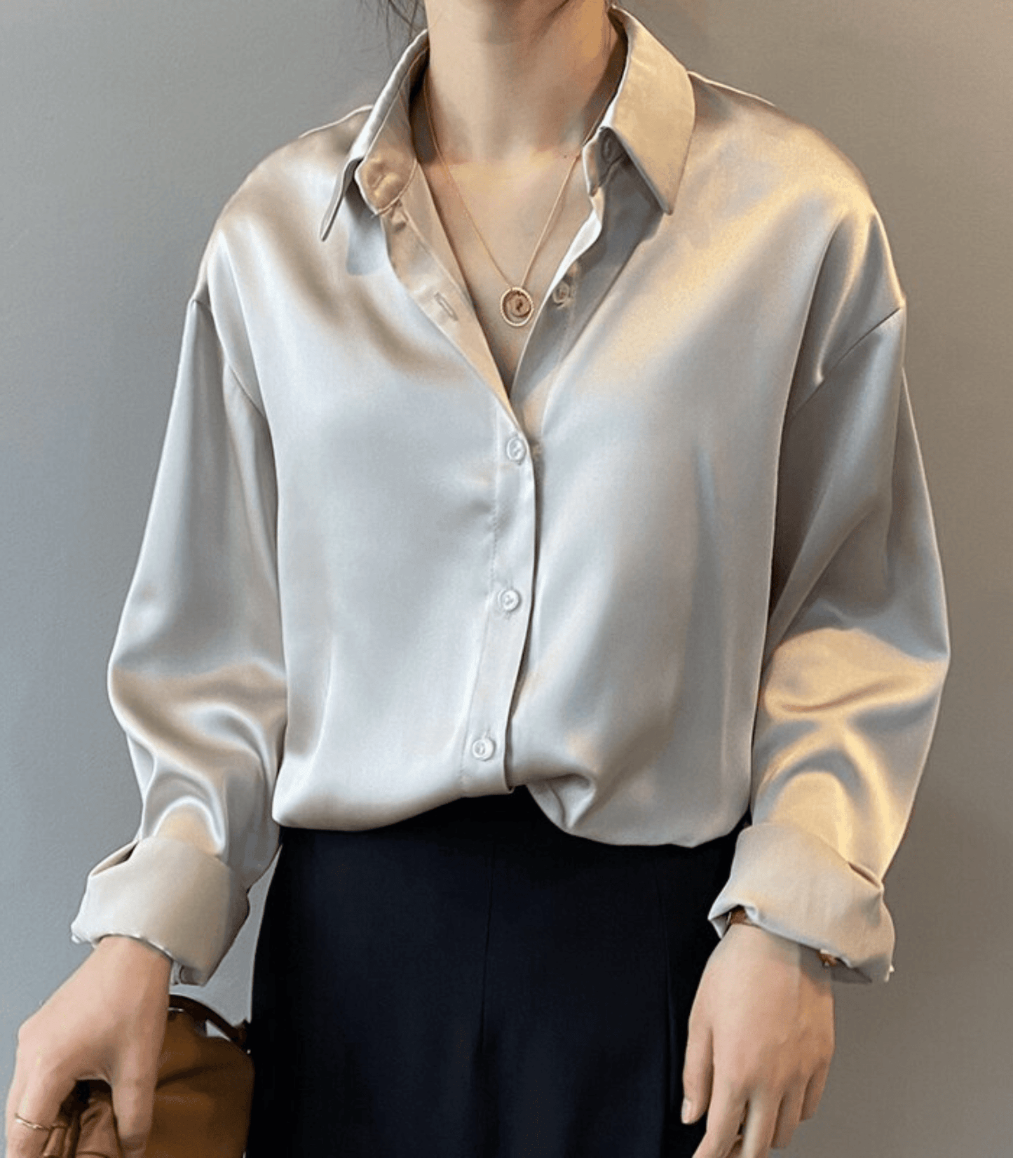 Magnolia – Blusa de satén con botones