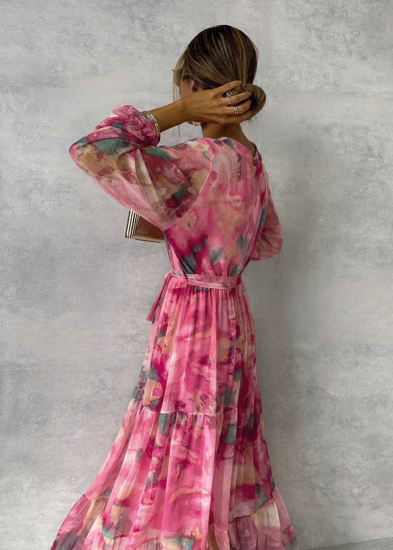 Elara – Vestido largo envolvente con estampado de flores