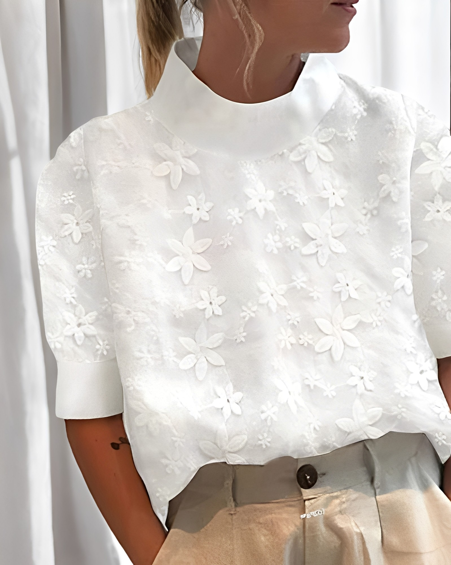 Julia - Blusa sofisticada con adornos y cuello alto para mujeres