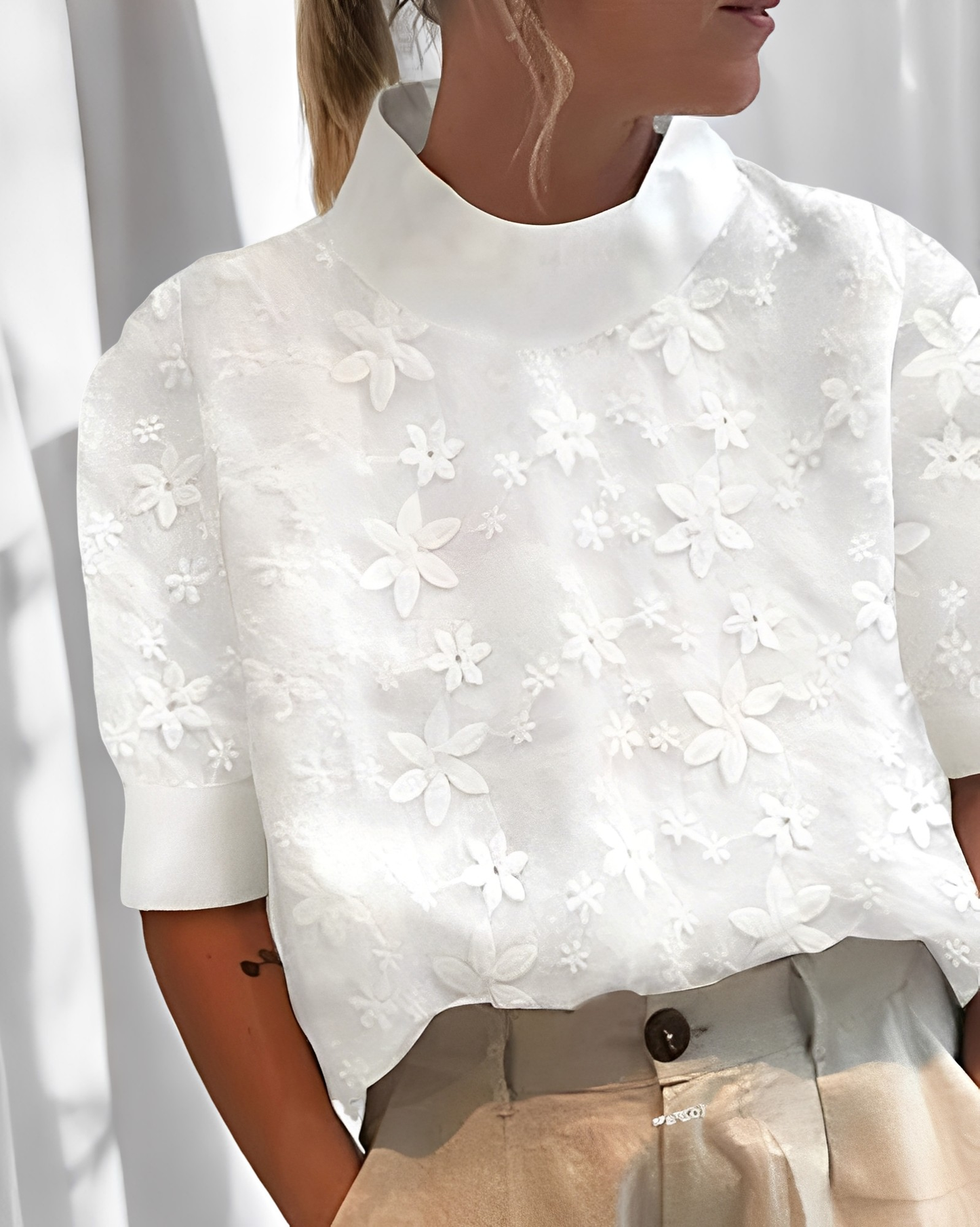 Julia - Blusa sofisticada con adornos y cuello alto para mujeres