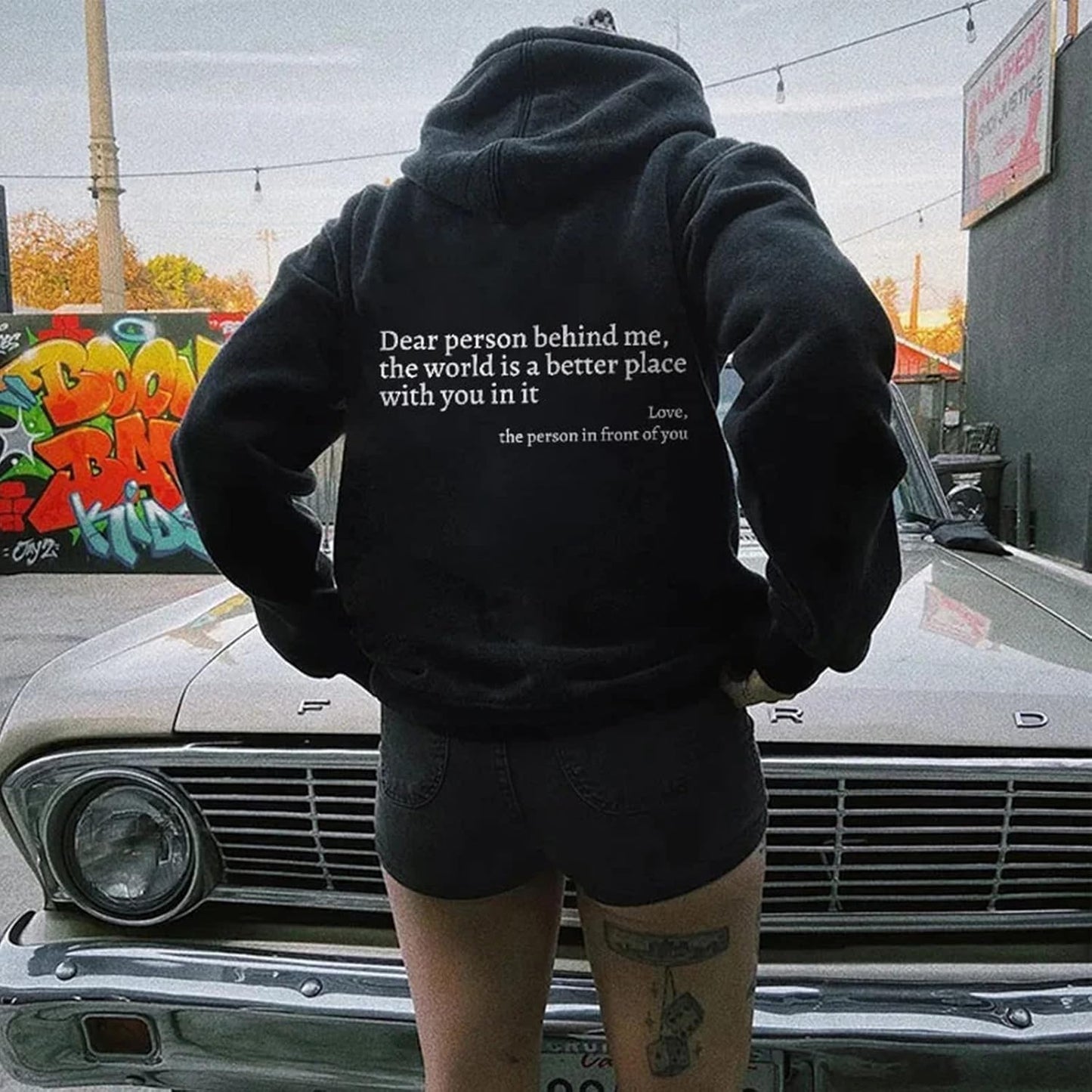 Querida Persona – Hoodie con Estampado en la Espalda