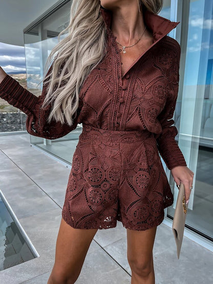 Aurora – Conjunto de Encaje con Blusa y Shorts Elegantes