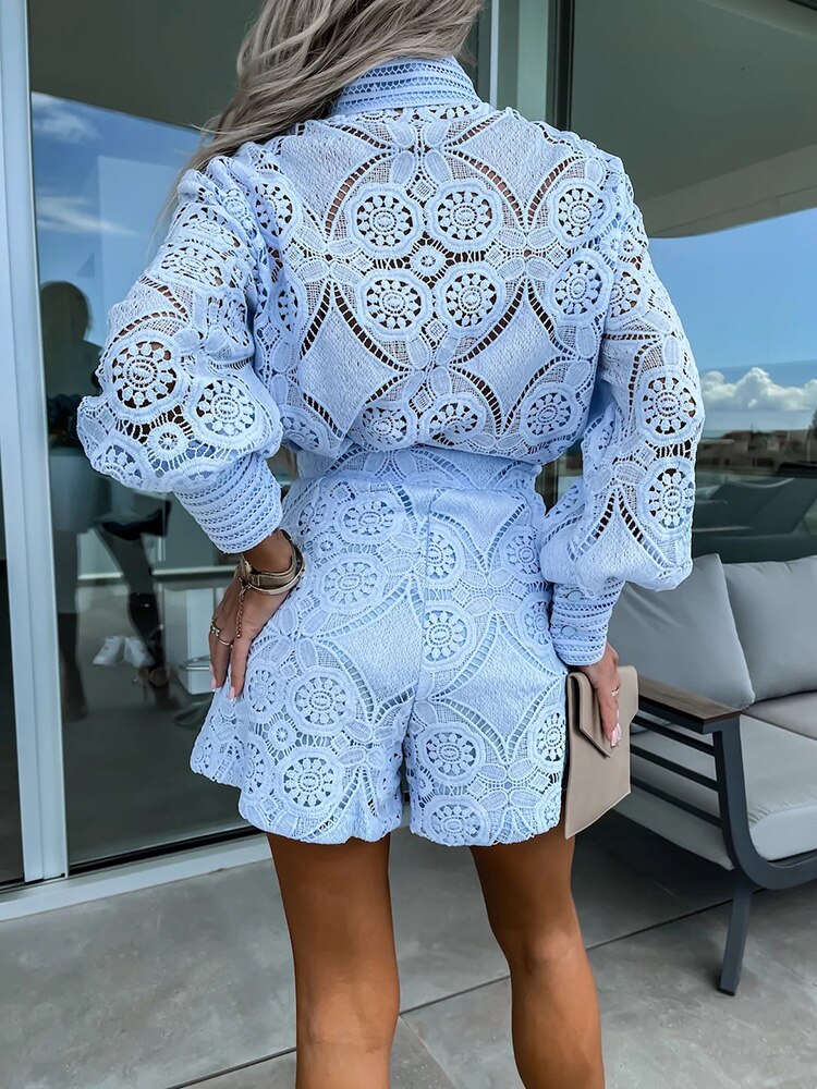 Aurora – Conjunto de Encaje con Blusa y Shorts Elegantes