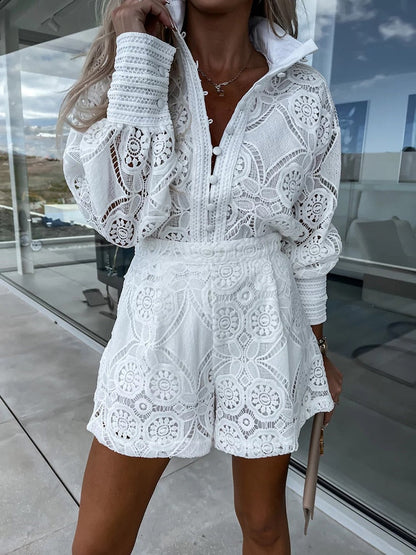 Aurora – Conjunto de Encaje con Blusa y Shorts Elegantes
