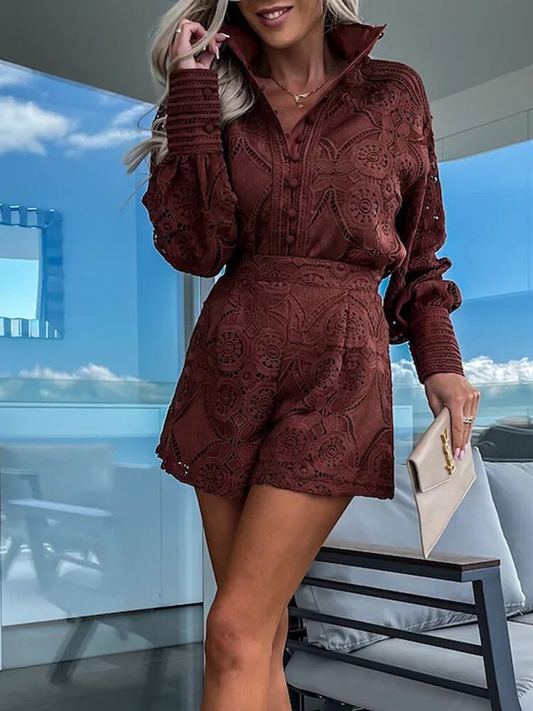 Aurora – Conjunto de Encaje con Blusa y Shorts Elegantes