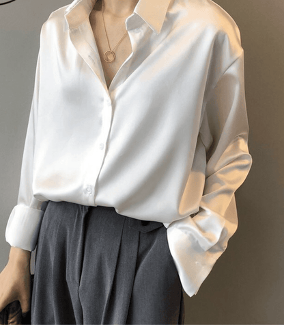 Magnolia – Blusa de satén con botones