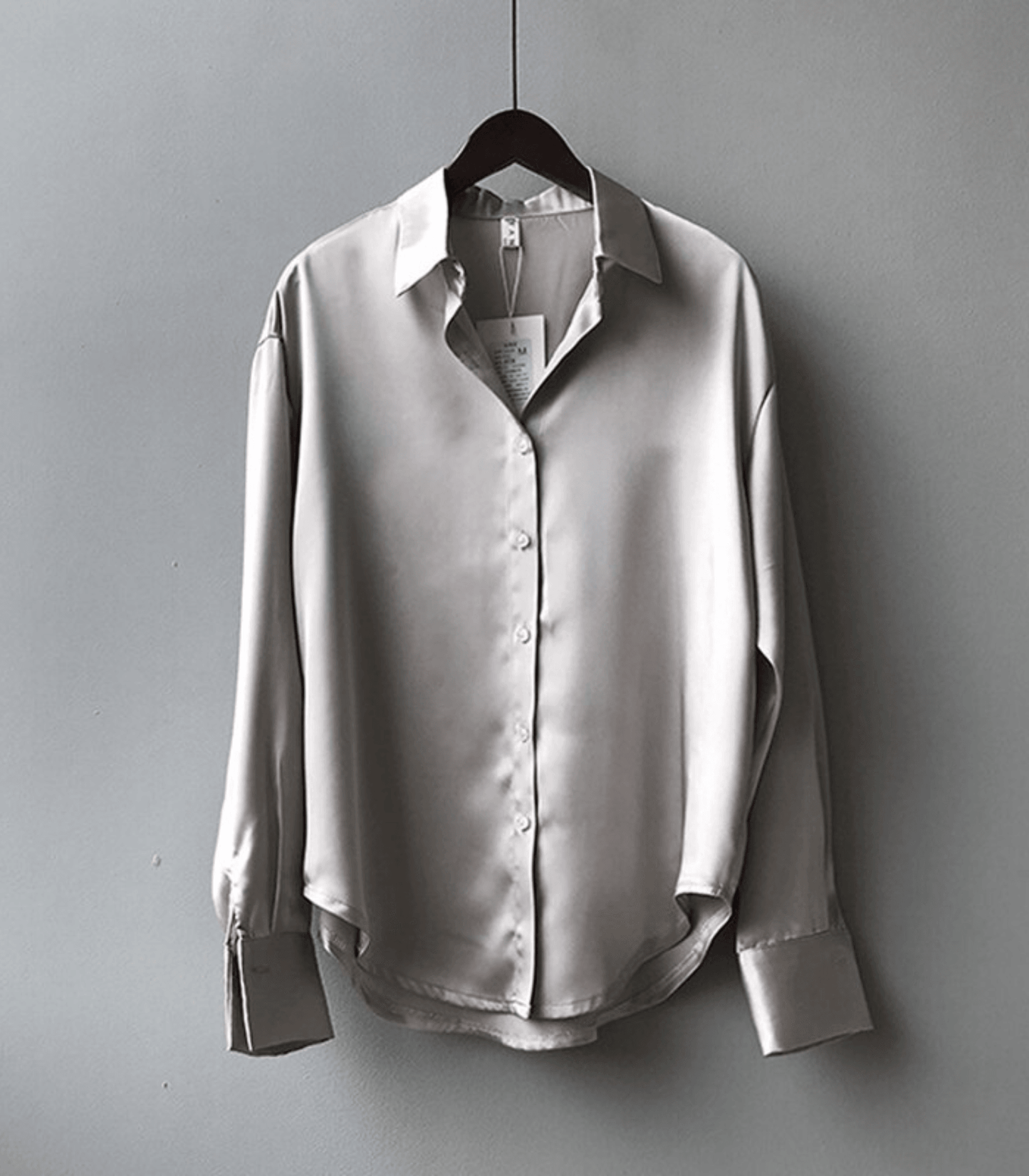 Magnolia – Blusa de satén con botones