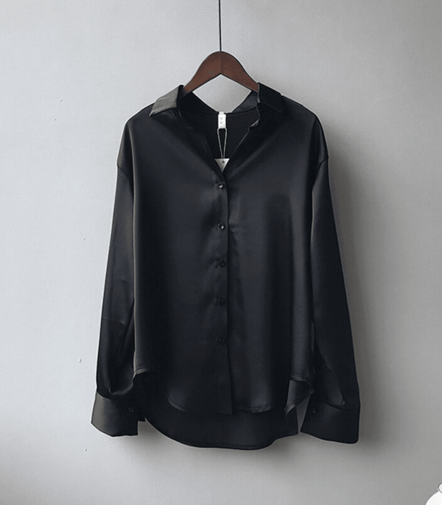 Magnolia – Blusa de satén con botones