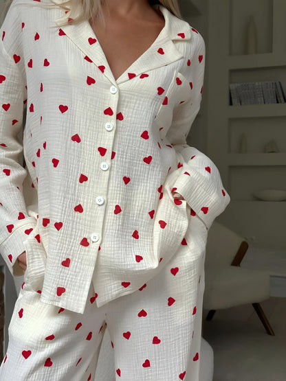 Lola – Pijama Chic con Diseños de Corazón