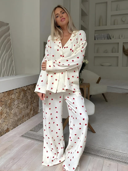 Lola – Pijama Chic con Diseños de Corazón