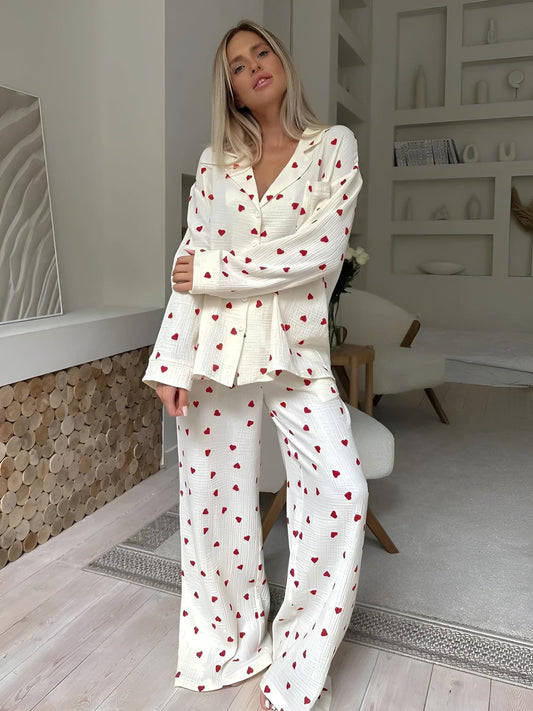 Lola – Pijama Chic con Diseños de Corazón
